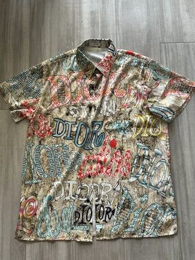 DIOR Multicolor Graffiti Logo Short-Sleeve Shirt. size 42 (LARGE)